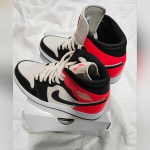 Air Jordan 1 WMNS Mid SE in Light Orewood Brown and Newsprint S 6.5